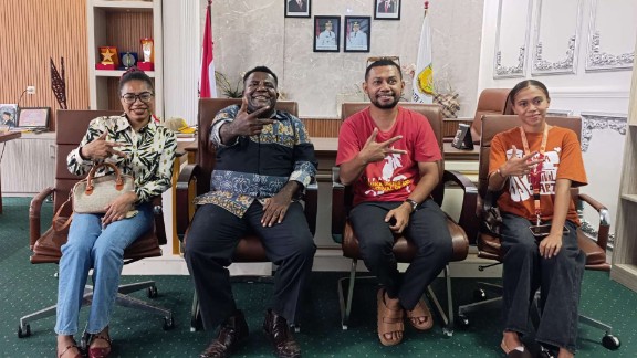 Kepala Dinas Koperasi dan UMKM Kabupaten Mimika, Samuel Yogi dan Tim TIFA, foto: Martha/ Papua60detik
