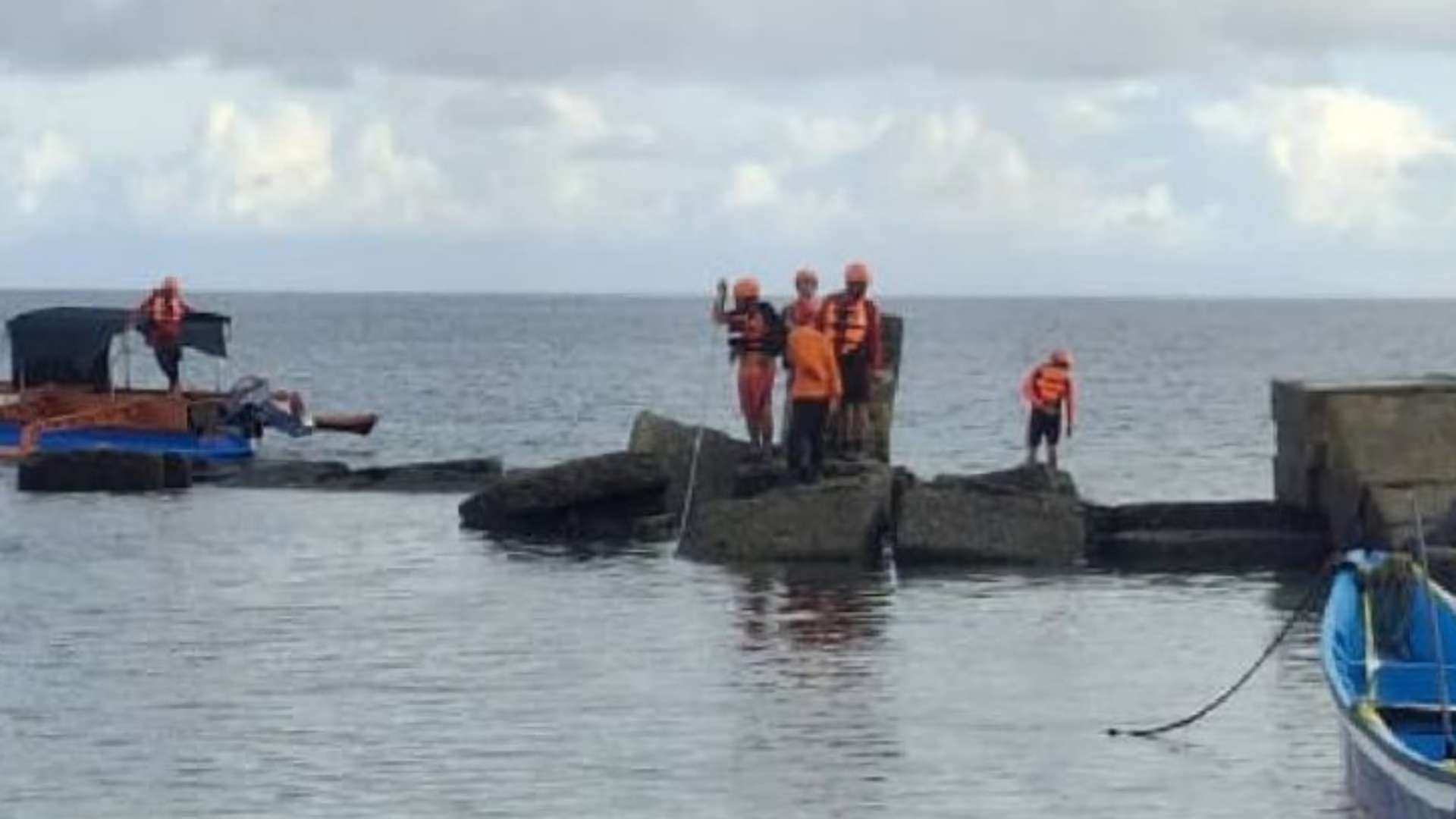 Tim SAR gabungan saat melakukan pencarian terhadap tiga warga yang menjadi korban ledakan bom peninggalan PD II ANTARA/HO-Humas Polda Papua