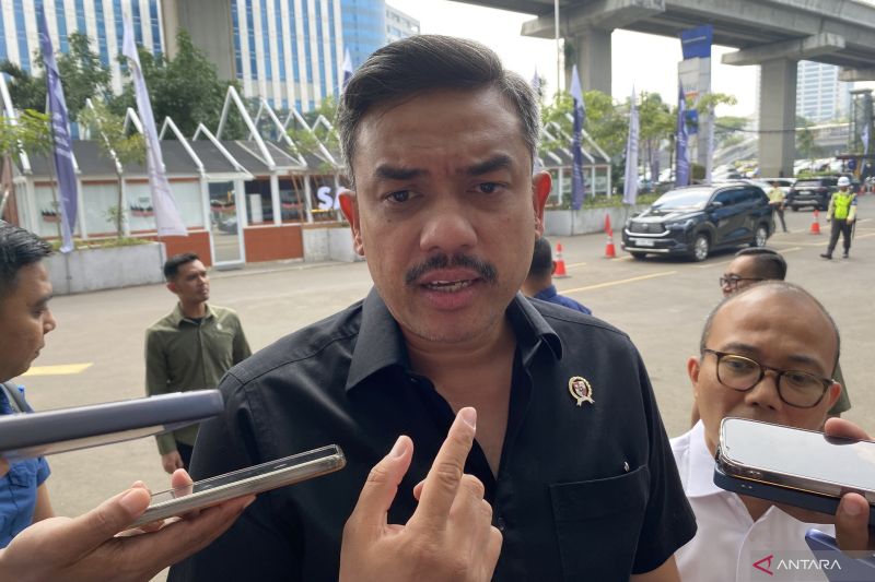 Menteri Usaha Mikro, Kecil, dan Menengah (UMKM) Maman Abdurrahman menjawab pertanyaan setelah menghadiri acara Hari Kewirausahaan dan UMKM Nasional 2026 wartawan di Jakarta, Rabu (10/6/2026). (ANTARA/Shofi Ayudiana)