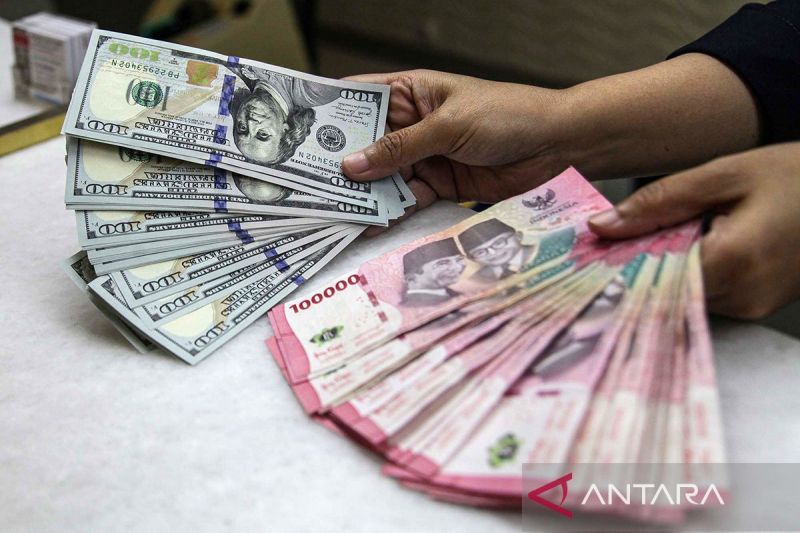 Ilustrasi - Karyawan menunjukkan uang pecahan rupiah dan dolar Amerika Serikat (AS) di gerai penukaran mata uang asing Ayu Masagung, Kwitang, Jakarta. ANTARA FOTO/Darryl Ramadhan/wsj/am.