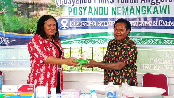 dinsos-mimika-salurkan-bantuan-ke-puskesmas-kwamki-narama