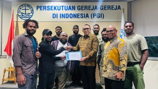 Penyerahan laporan pelanggaran HAM. Laporan diterima langsung oleh Pdt Jacklevyn Frits Manuputty di kantor PGI, Jakarta. Foto : Mis For Papua60detik