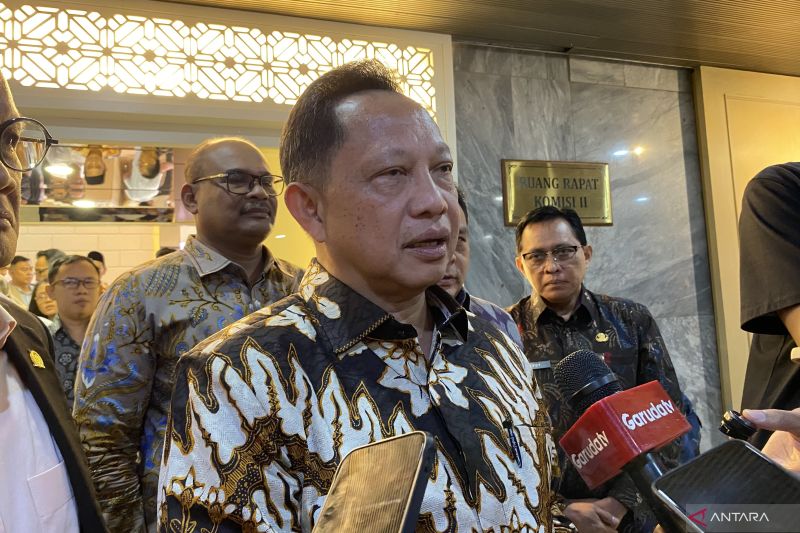 Menteri Dalam Negeri Tito Karnavian menjawab pertanyaan pers di kompleks parlemen, Senayan, Jakarta, Kamis (11/6/2026). (ANTARA/Fath Putra Mulya)