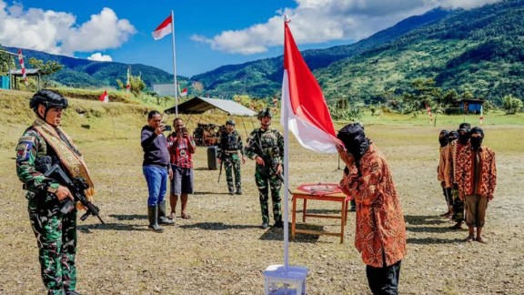Mantan anggota KKB menyatakan kembali ke NKRI dengan ditandai mencium bendera Merah Putih di Kiwirok, Kabupaten Pegunungan Bintang. ANTARA/HO/Dok Satgas Habema