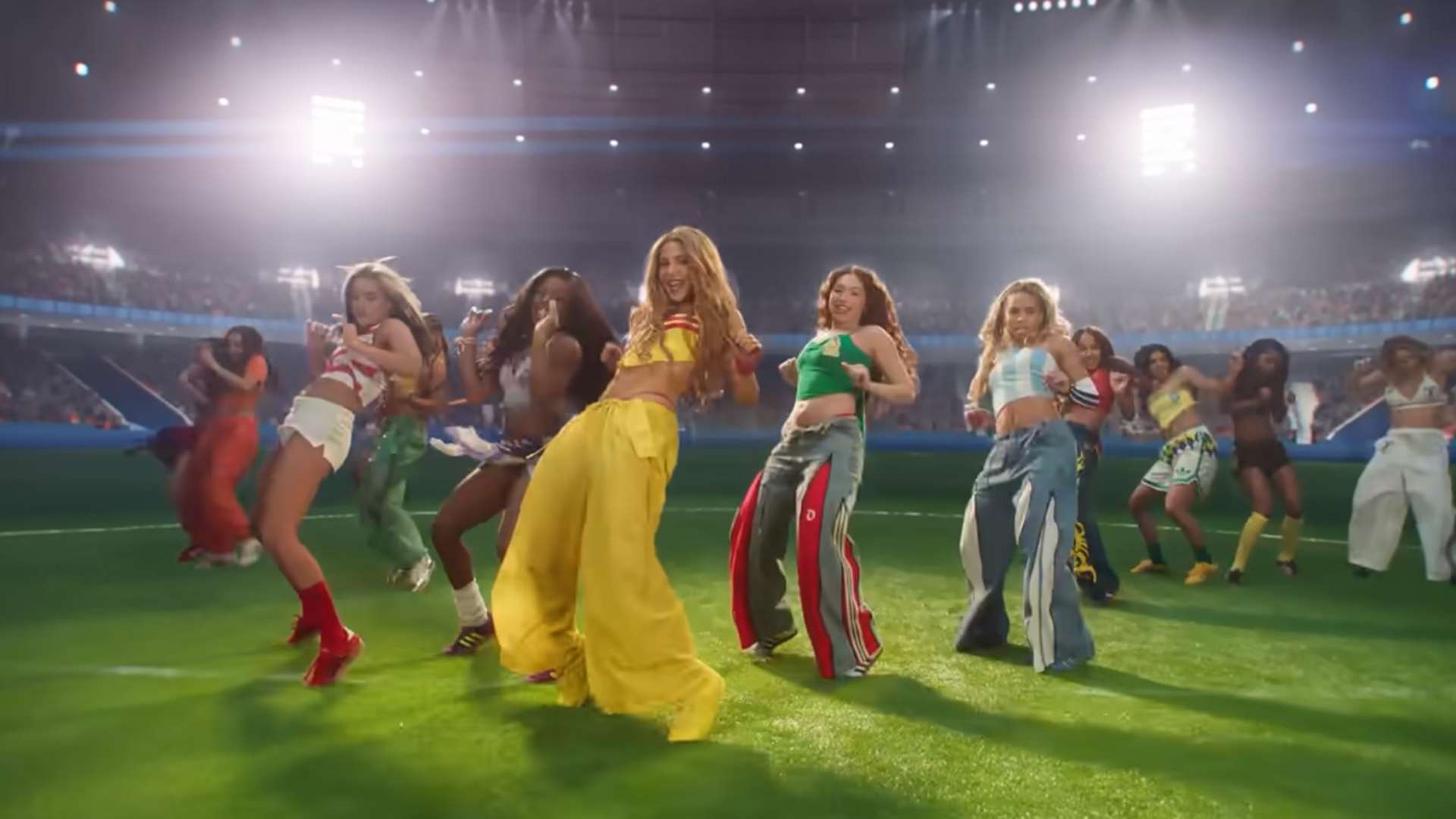 Tangkapan layar penampilan penyanyi Shakira saat membawakan lagu resmi Piala Dunia FIFA 2026 berjudul "Dai Dai". (Kanal YouTube/@shakira)