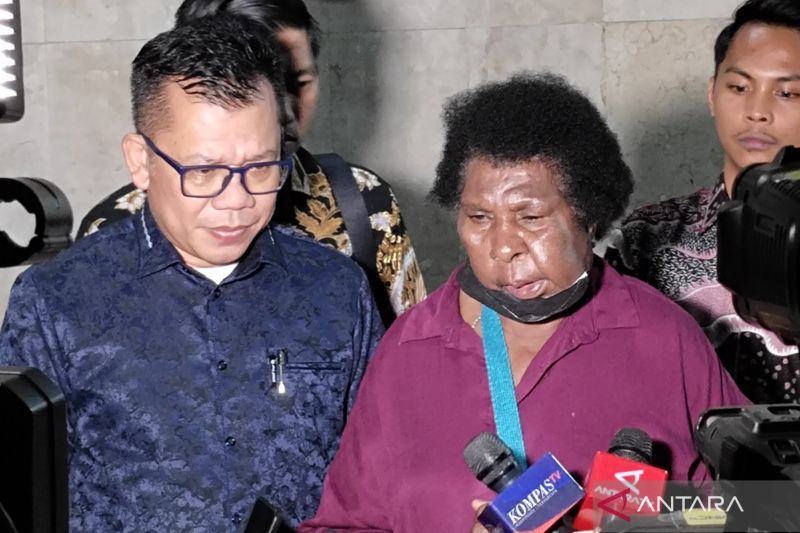 Tokoh perempuan adat dan pejuang lingkungan dari Merauke, Papua Selatan, Yasinta Moiwend alias Mama Yasinta saat menyambangi Polda Metro Jaya, Jumat (29/5/2026) (ANTARA/Ilham Kausar)
