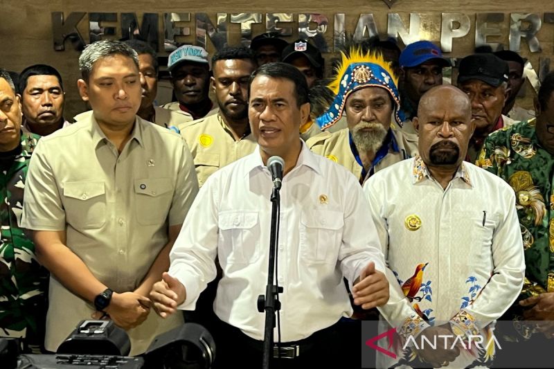 Menteri Pertanian Andi Amran Sulaiman dan sejumlah kepala daerah se-Tanah Papua, memberi keterangan kepada awak media di Jakarta, Kamis (11/6/2026). ANTARA/Harianto