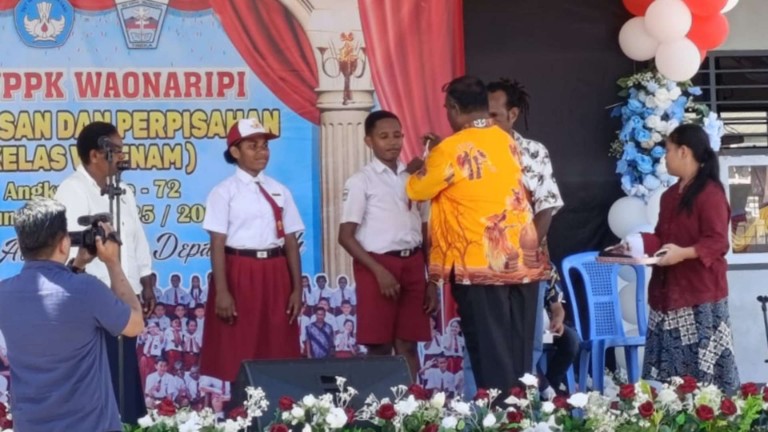 Prosesi penamatan ditandai dengan pelepasan topi dan dasi oleh Kepala Sekolah, foto: Martha/Papua60detik