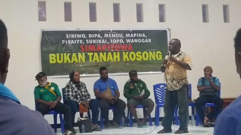 diskusi usai Nobar Film 'Pesta Babi' yang diselenggarakan oleh  masyarakat Simapitowa. Foto: Elia Douw/ Papua60detik