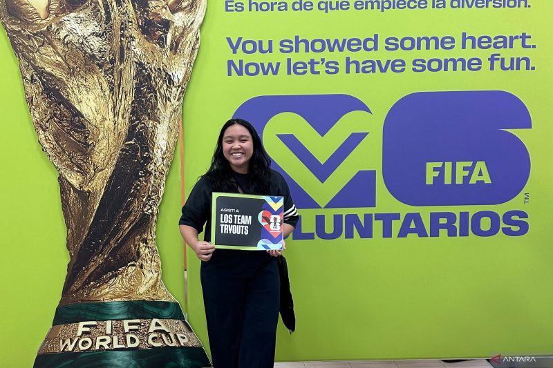 Angelia Hutabarat berpose saat dirinya diterima sebagai seleksi sukarelawan dalam perhelatan pesta bola sedunia, FIFA World Cup 2026. (ANTARA FOTO/dokumentasi pribadi Angelia Hutabarat)