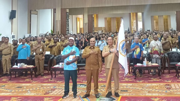 Ketua Umum LPPD Papua Tengah  dr Silwanus Sumule, bagian kanan, Wakil Gubernur Papua Tengah Deinas Geley bagian tengah lepas peserta pesparawi Nasional XIV 2026. Foto: Elia Douw/Papua60detik
