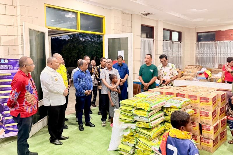 Wakil Gubernur Papua, Aryoko A.F. Rumaropen mengunjungi tempat pengungsian masyarakat yang terdampak ledakan bom peninggalan Perang Dunia II di Kabupaten Biak Numfor, Sabtu (13/6) ANTARA/HO- Pemprov Papua