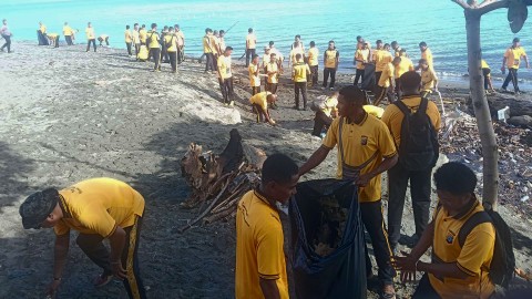 Personel Polda Papua Tengah aksi bersih di kawasan pantai Nabire. Foto : Elia Douw/Papua60detik
