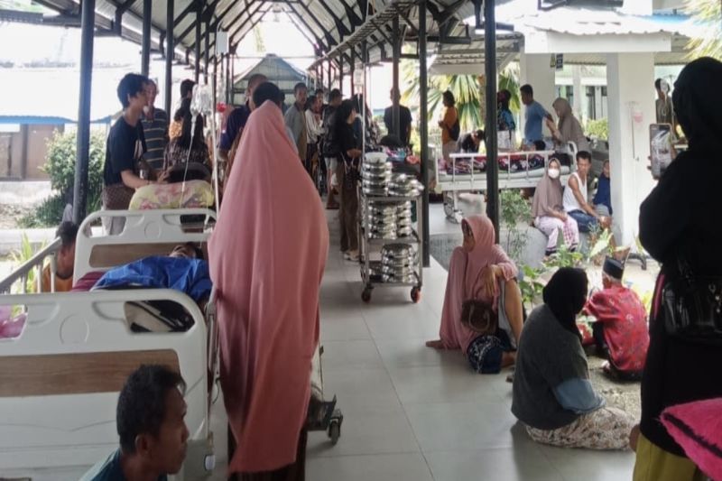 Pasien RS Anuntaloko Parigi, Kabupaten Parigi Moutong dievakuasi dari ruang perawatan sesaat setelah gempa magnitudo 6,7 mengguncang daerah tersebut, Selasa (16/6/2026). ANTARA/Dokumenasi Pribadi