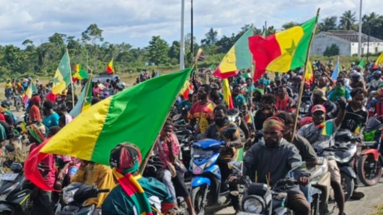 Ribuan fans Senegal di Nabire konvoi. Foto: Elia Douw/ Papua60detik