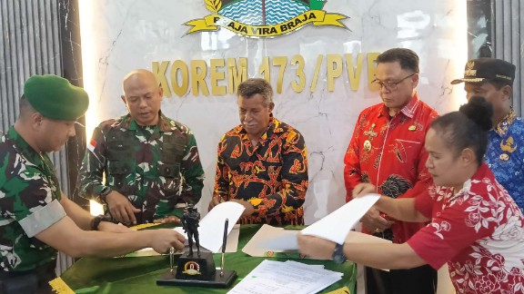 Proses pelepasan hak atas tanah adat oleh Markus Imbiri kepada Komando Resor Militer (Korem) 173/Praja Vira Braja Nabire.  Foto : Elia Douw/Papua60detik