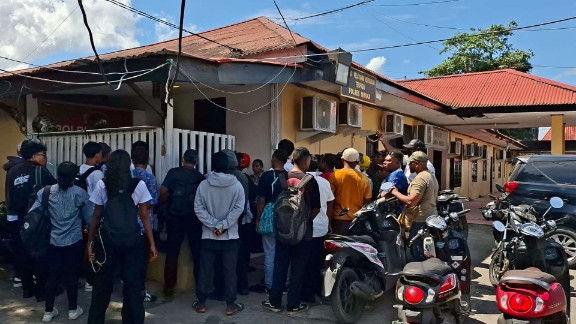 Ratusan pencaker saat mendatangi Kantor Sentra Pelayanan Polres Mimika guna membuat laporan Polisi