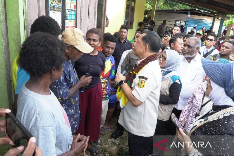 Mendagri Tito Karnavian(tengah) meninjau lokasi program BSPS di Kampung Mosso pada Minggu (21/6/2026). ANTARA/Ardiles Leloltery