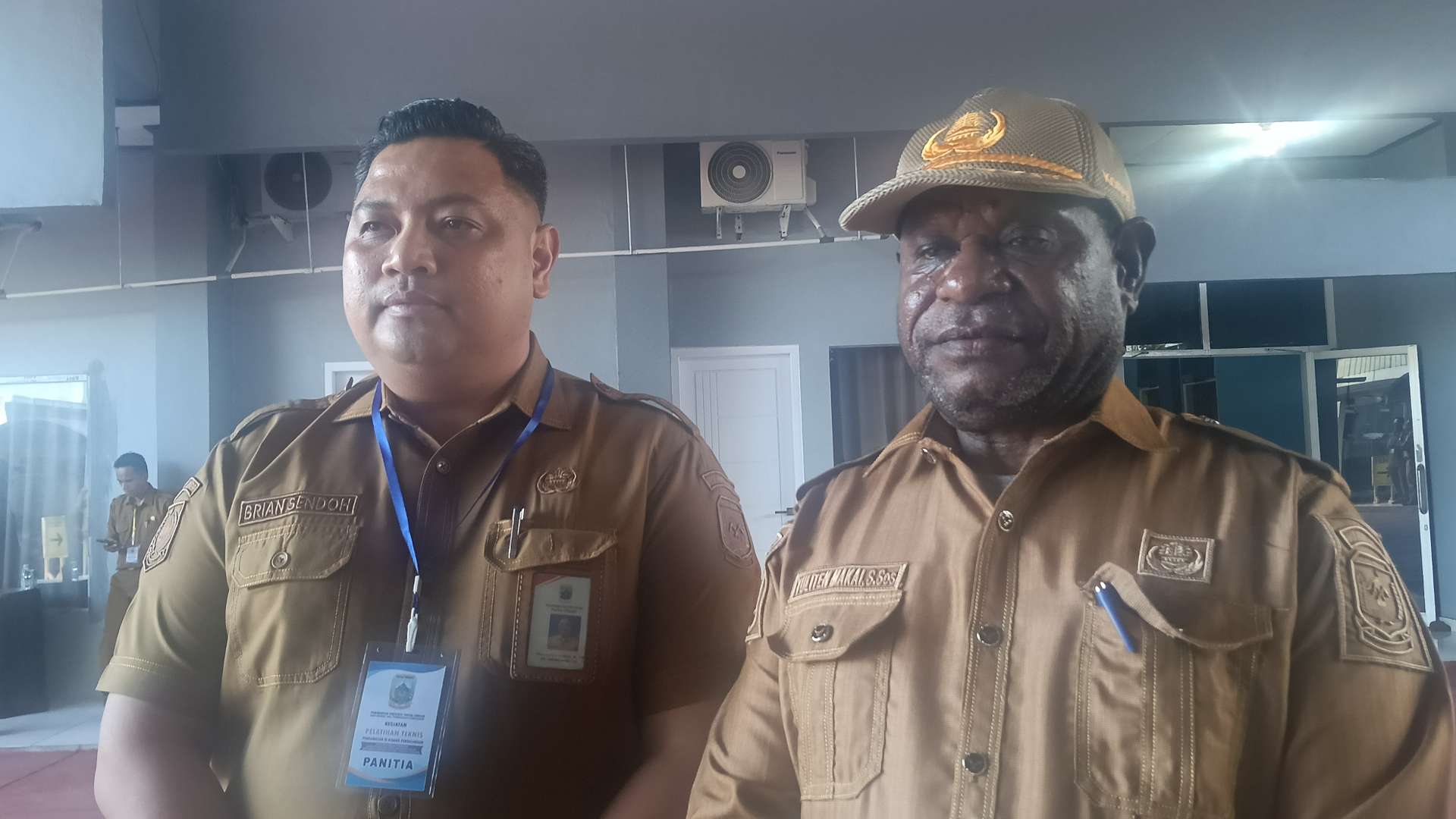 Kepala Diskopdag Provinsi Papua Tengah Yuliten Makai, (Kanan), didampingi Kepala Bidang Perdagangan, Brian Sendoh bagian (kiri). Foto : Elia Douw/ Papua60detik