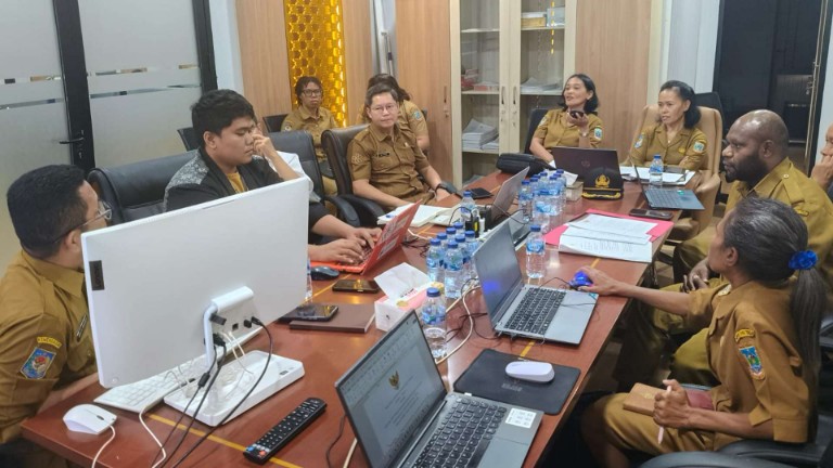 Pencermatan Rapergub dilaksanakan Biro Hukum Sekretariat Daerah Provinsi Papua Tengah di Ruang Rapat Biro Hukum dan dipimpin Kepala Bagian Hukum bersama tim, Senin (22/6/2026). Foto: HO - Humas Pemprov Papua Tengah