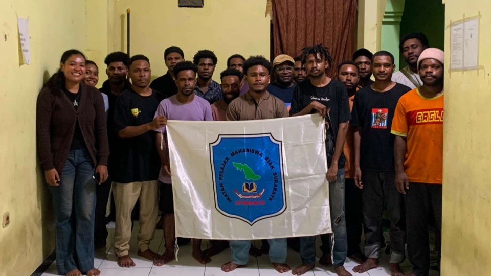 Ikatan Pelajar dan Mahasiswa Biak Surabaya menyatakan penolakan terhadap rencana pembangunan Bandar Antariksa di Biak. Foto: HO - Ikatan Pelajar dan Mahasiswa Biak Surabaya