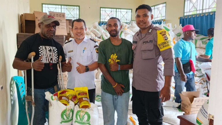 Penyaluran bantuan oangan fi kelurahan Inauga, foto: Martha/Papua60detik