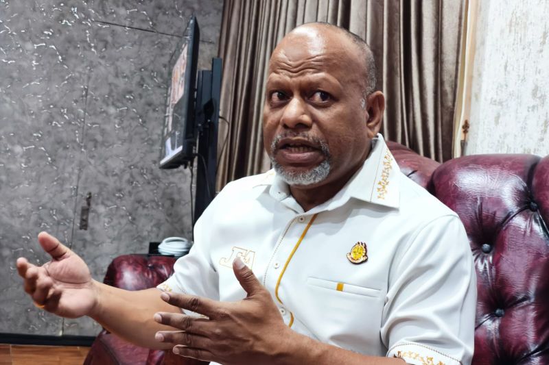 Kepala Kejaksaan Negeri Nabire Jusak Elkana Ayomi saat ditemui di ruang kerjanya, Selasa (23/6/2026). ANTARA/Ali Nur Ichsan
