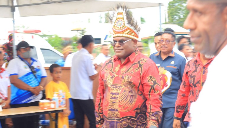 Gubernur Papua Tengah Meki Frits Nawipa menghadiri Festival Cahaya Kreasi Budaya Pelajar Tahun 2026 di bandara lama, Nabire, Rabu (24/6/2026). Foto : Elia Douw/ Papua60detik