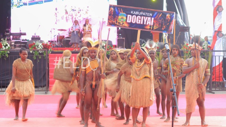 Penampilan perdana pelajar Kabupaten Dogiyai pada Festival Cahaya Kreasi Budaya Pelajar Tahun 2026 di Exit bandara lama, Kabupaten Nabire. Foto : Elia Douw/ Papua60detik