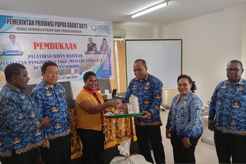 Dinas Koperasi dan UKM Provinsi Papua Barat Daya melatih pelaku UMKM mengolah sagu jadi produk bernilai ekonomi di Kabupaten Sorong, Kamis (25/6/2026) (ANTARA/Yuvensius Lasa Banafanu)