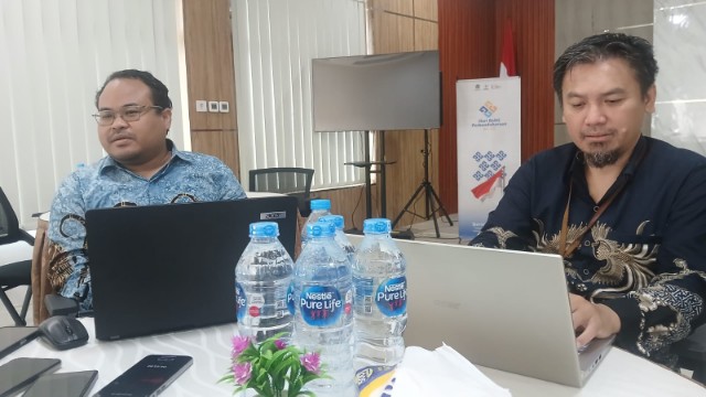 Kepala KPPN Mimika, Muhammad Hatta Hasanudin dan Kepala Seksi Bank KPPN Timika, Ahmad Syafrudin Yusuf, foto: Martha/ Papua60detik