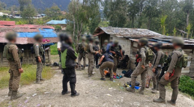 Satgas Operasi Damai Cartenz-2026 mengamankan seorang pria berinisial PP (25) alias P, terduga Anggota KKB Kodap III Dulla di Intan Jaya. Foto: Satgas Humas Damai Cartenz-2026