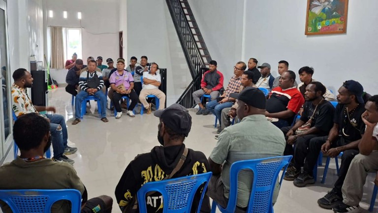 Jumat (26/06/2026), para peternak ayam broiler kembali  berkumpul, saling berbagi kecemasan dan membicarakan solusi menyelamatkan usaha mereka. Foto: Martha/ Papua60detik