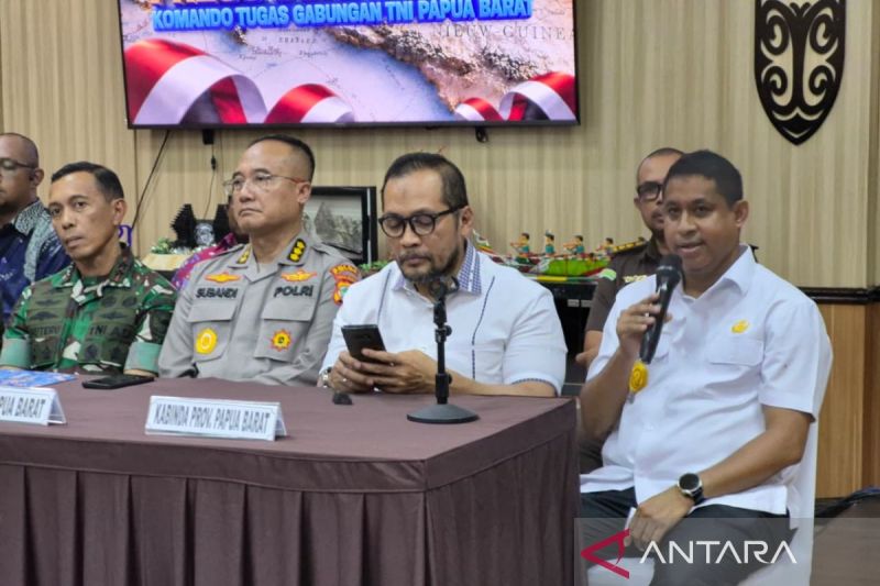 Irwasda Polda Papua Barat Kombes Pol Subandi (kedua dari kiri) dan Bupati Teluk Bintuni Yohani Manibuy (kanan) saat konferensi pers. ANTARA/Fransiskus Salu Weking