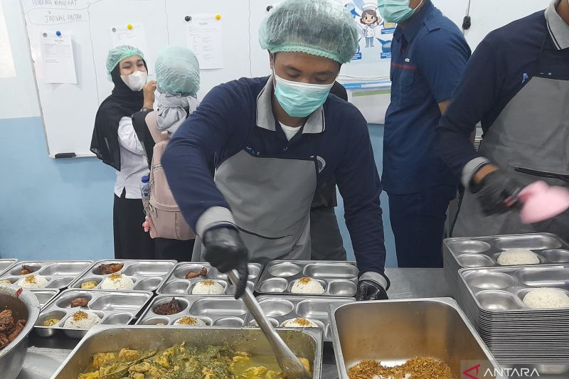 Petugas SPPG Kemayoran Harapan Mulia 1, Jakarta Pusat, tengah mengemas MBG untuk dibagikan kepada penerima manfaat pada Selasa (31/3/2026).  ANTARA/Lintang Budiyanti Prameswari