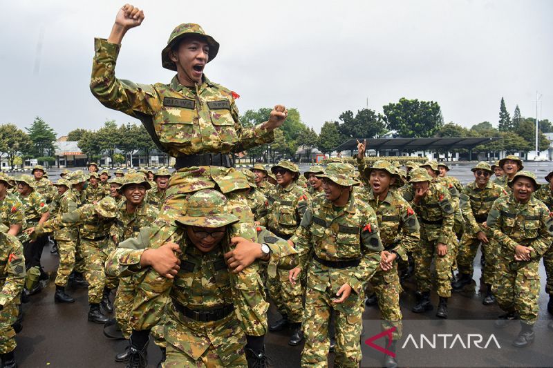 Sejumlah calon manajer Koperasi Desa Merah Putih (KDMP) saat mengikuti Latsarmil  di Brigif 1 Marinir Cilandak, Jakarta, Kamis (25/6/2026). ANTARA FOTO/Indrianto Eko Suwarso/nym.