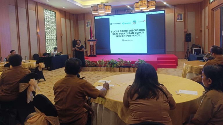 WVI dan DPMK Mimika   Rancangan Perbup Posyandu Enam SPM