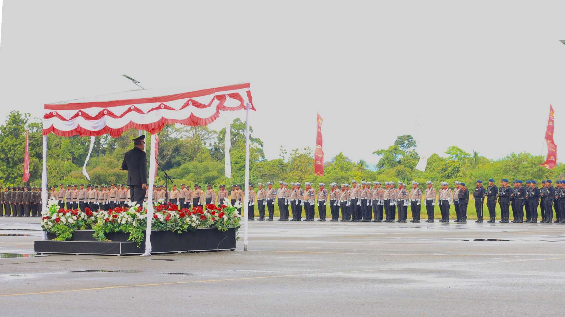 Kapolda Papua Tengah Brigjen Pol. Jermias Rontini pimpin upacara peringatan HUT Bhayangkara ke-80 di Eks Bandara Lama Douw Aturure, Kabupaten Nabire, Rabu (1/7/2026). Foto; Elia Douw/Papua60detik