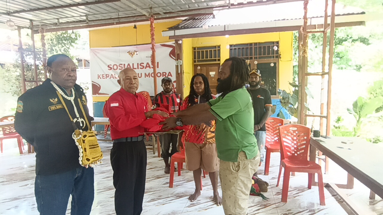 Mantan Ketua BMP RI Kabupaten Dogiyai Nolaskus Douw bagian kanan di dampingi jajaran pengurus kembalikan SK pengunduran diri serta atribut organisasi kepada BMP RI Provinsi Papua Tengah. Foto : Elia Douw/Papua60detik