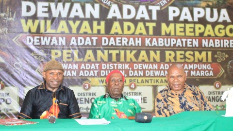 Tokoh masyarakat Mee-Pago Ruben Magai (bagian kanan), Frans Magai (bagian kiri) sebagai moderator, ketua dewan adat Nabire (bagian tengah). Foto : Elia Douw/ Papua60detik