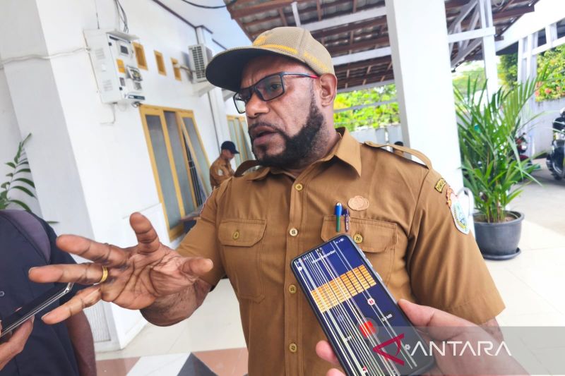 Kepala Dinas Sosial Kabupaten Nabire Yus Baminggen. ANTARA/Ali Nur Ichsan