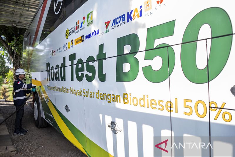 Petugas mengisi bahan bakar biodiesel 50 persen (B50) ke bus di Stasiun Blending dan Pengisian Bahan Bakar Uji Jalan B50, Lembang, Bandung Barat, Jawa Barat, Minggu (7/6/2026). (ANTARA FOTO/Abdan Syakura)