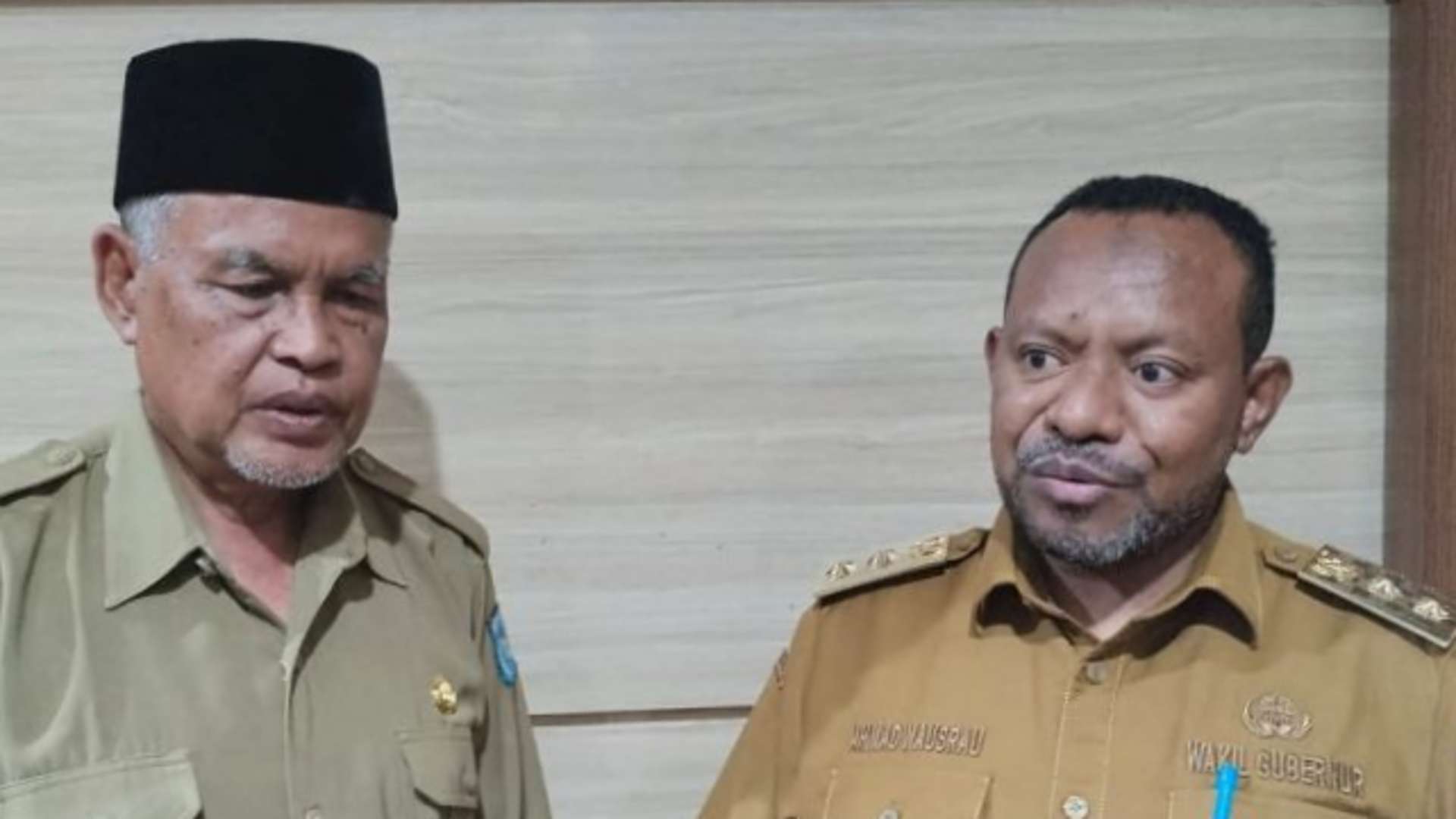 Wakil Bupati Sorong, Sutedjo (kiri) dan Wakil Gubernur Papua Barat Daya, Ahmad Nausrau (kanan). ANTARA/Yuvensius Lasa Banafanu