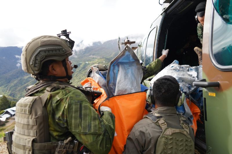 Personel Koops TNI Habema mengevakuasi jenazah pilot berkebangsaan Amerika Serikat yang ditembak kelompok kriminal bersenjata (KKB) di Balinggama, Kabupaten Yahukimo. ANTARA/HO/Dok