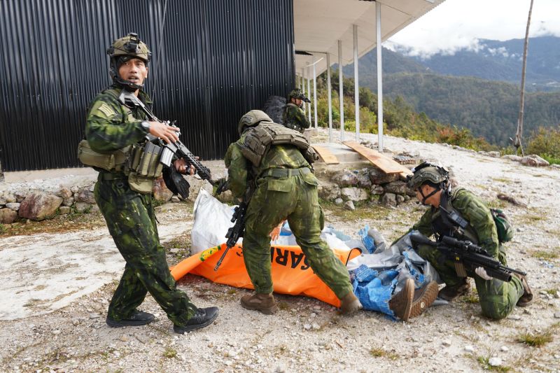 Personel Koops TNI Habema mengevakuasi jenazah pilot berkebangsaan Amerika Serikat yang ditembak kelompok kriminal bersenjata (KKB) di Balinggama, Kabupaten Yahukimo. ANTARA/HO-Koops TNI Habema