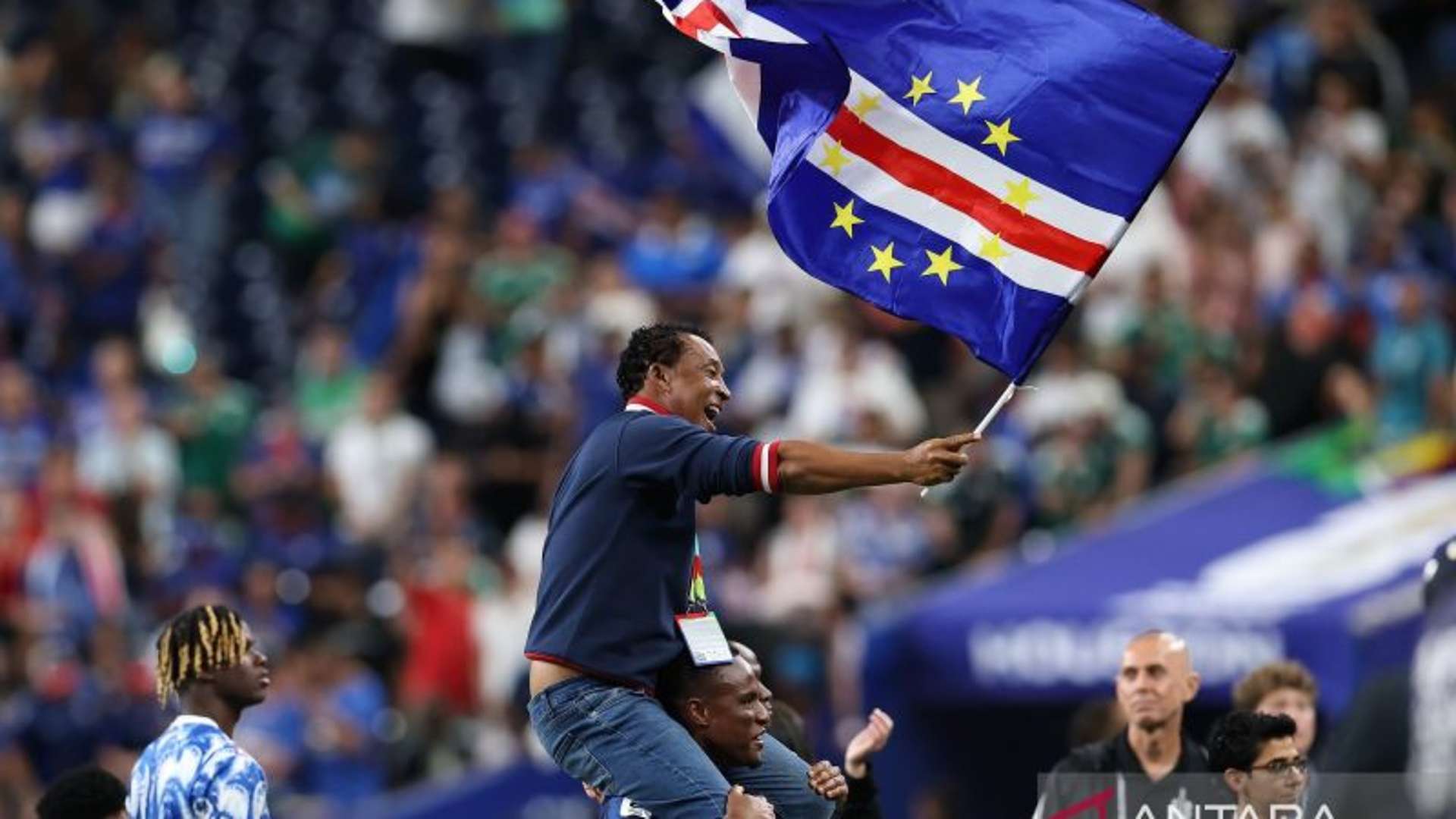 Pelatih kepala Tanjung Verde Bubista meluapkan kegembiraan usai pertandingan melawan Arab Saudi pada babak penyisihan Grup H Piala Dunia FIFA 2026. ANTARA FOTO/Xinhua/Li Ming/hma