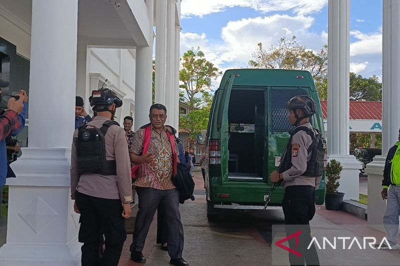 Tersangka TMM tanpa menggunakan masker dengan memakai rompi merah muda dikawal ketat aparat keamanan keluar dari Kejari Jayawijaya, Kamis (2/7/2026). ANTARA/Yudhi Efendi.