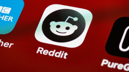 Ilustrasi logo Reddit di smartphone. Foto: Generated by Canva