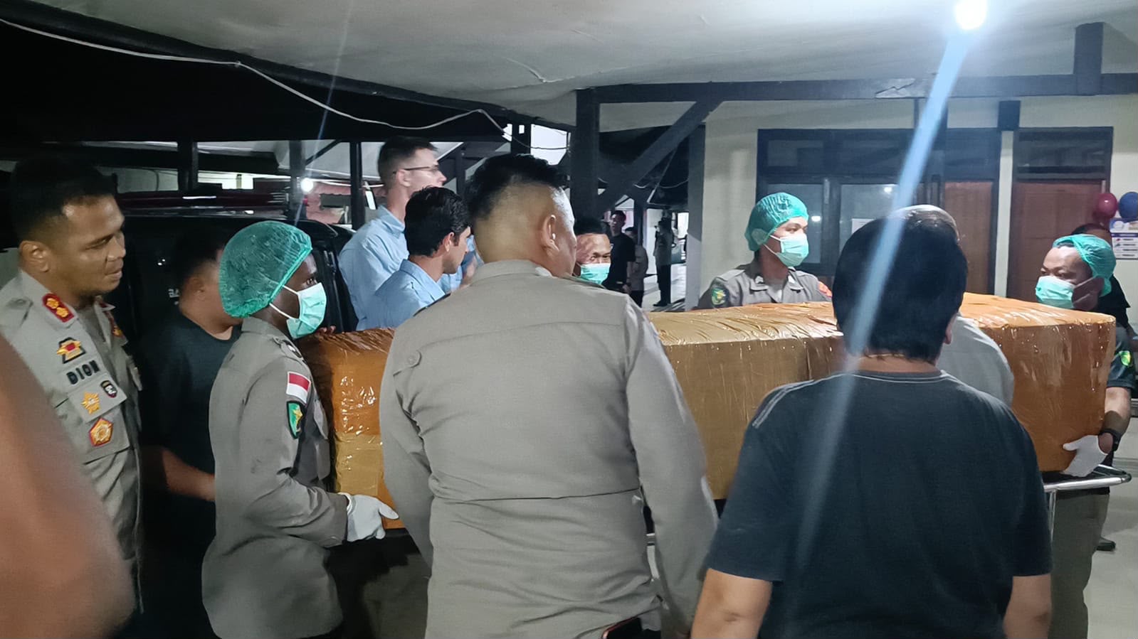 Jenazah pilot WN Amerika Nicholas F Goselin tiba di RS Bhayangkara Polda Papua pada Jumat (3/7/2026) malam. Foto: Satgas Humas Damai Cartenz 2026