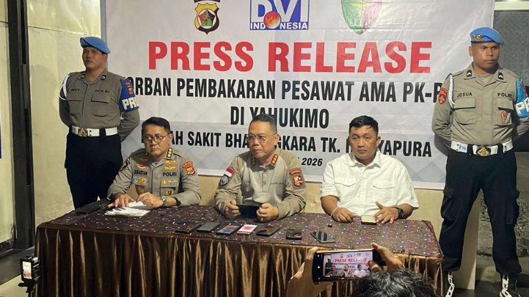 Press rilis Satgas Damai Cartenz terkait pembakaran pesawat dan penembakan pilot PT AMA, Jumat (3/7/2026) malam. Foto: Satgas Humas Damai Cartenz 2026